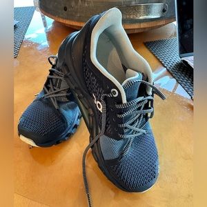 On Cloud Women size 5